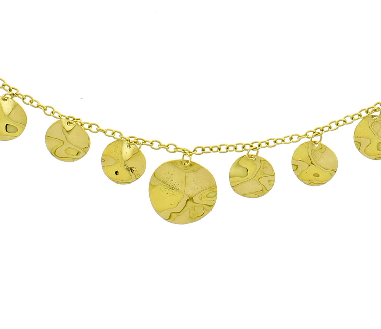 Ti presentiamo la collana a disco Ippolita Classico, meticolosamente realizzata in oro giallo 18kt. Con una lunghezza di 19 pollici, questa elegante collana vanta 11 dischi, ognuno dei quali alterna dimensioni da piccole a grandi. Eleva il tuo stile