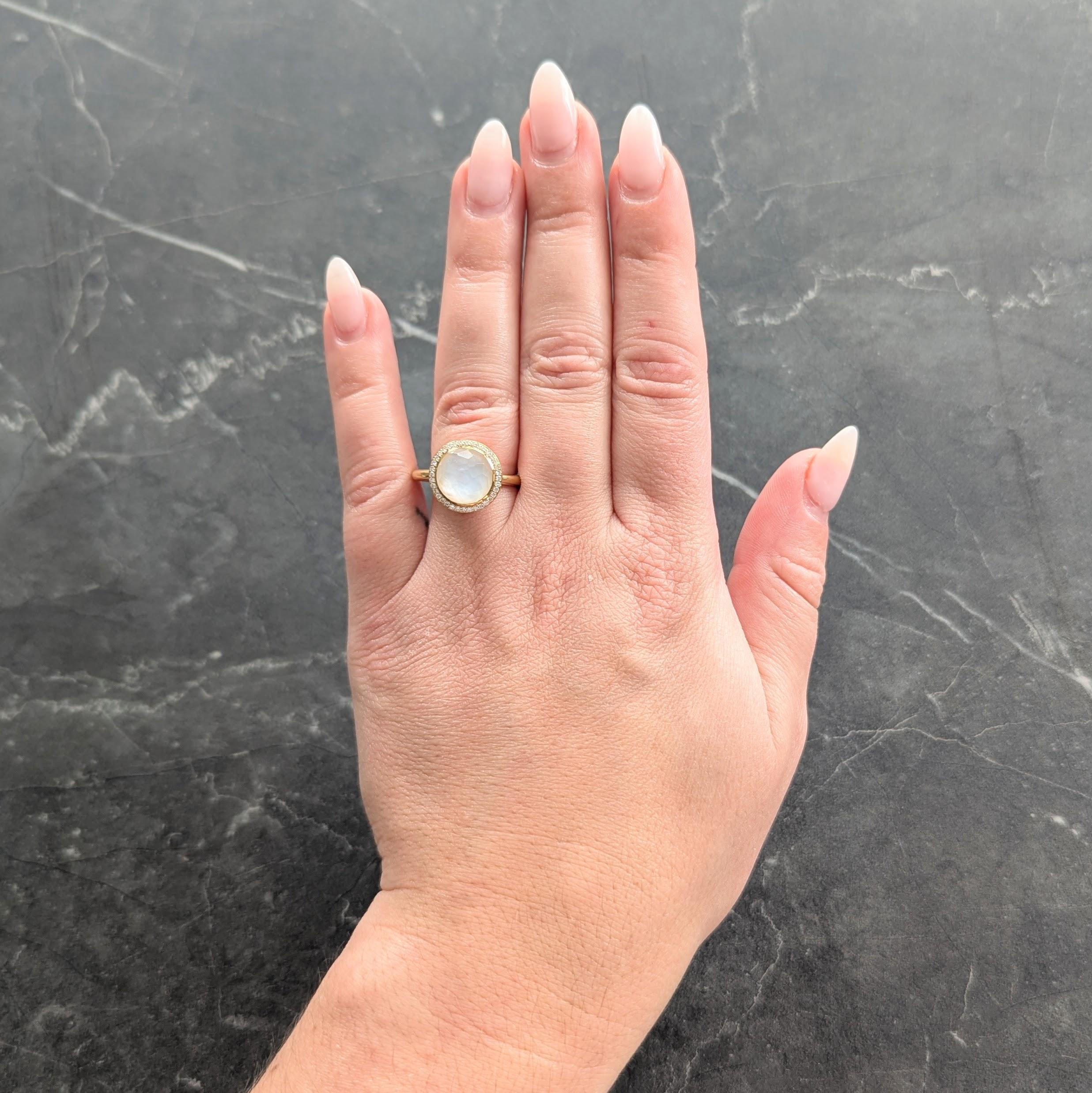 Zentrierung eines Quarzes im Rosenschliff über einer eingelegten Perlmutter
Der Quarz ist klar und perlmuttfarben mit schillerndem Weiß
Lünettenfassung mit einem Halo aus perlenbesetzten Diamanten
Rund im Brillantschliff mit einem Gesamtgewicht von