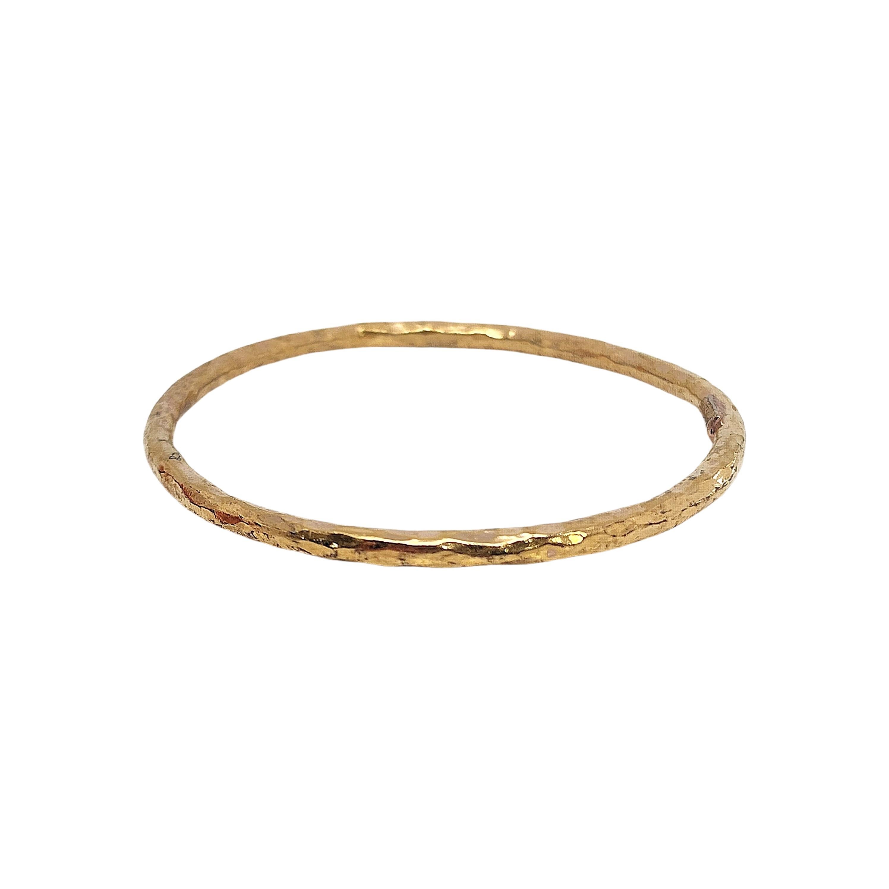 Hammered gold over sterling silver hammered bangle bracelet by Ippolita.

Ippolita's classic thin bangle bracelet is lightly hammered by hand. Gold tone over sterling silver.

Measures approx 7 3/4