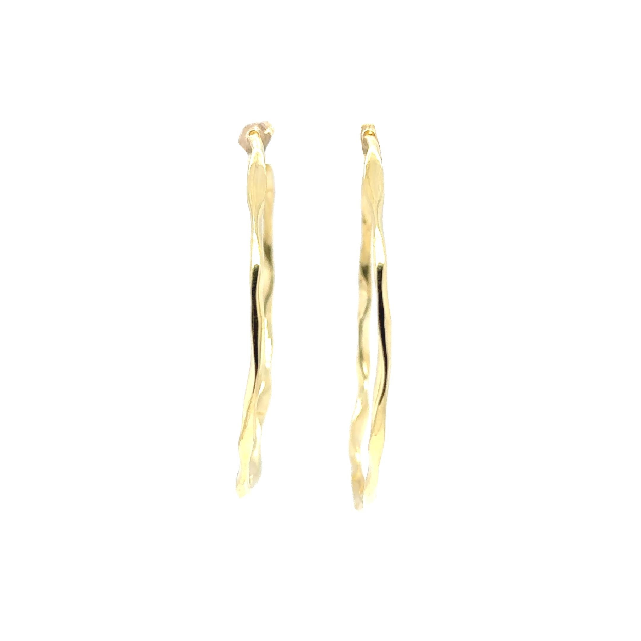 Questi orecchini a cerchio Ippolita Large Squiggle in oro giallo 18 carati fondono forma artistica ed eleganza senza sforzo. Caratterizzato dalle curve organiche tipiche del marchio, il design fluido e scultoreo aggiunge movimento e modernità a una