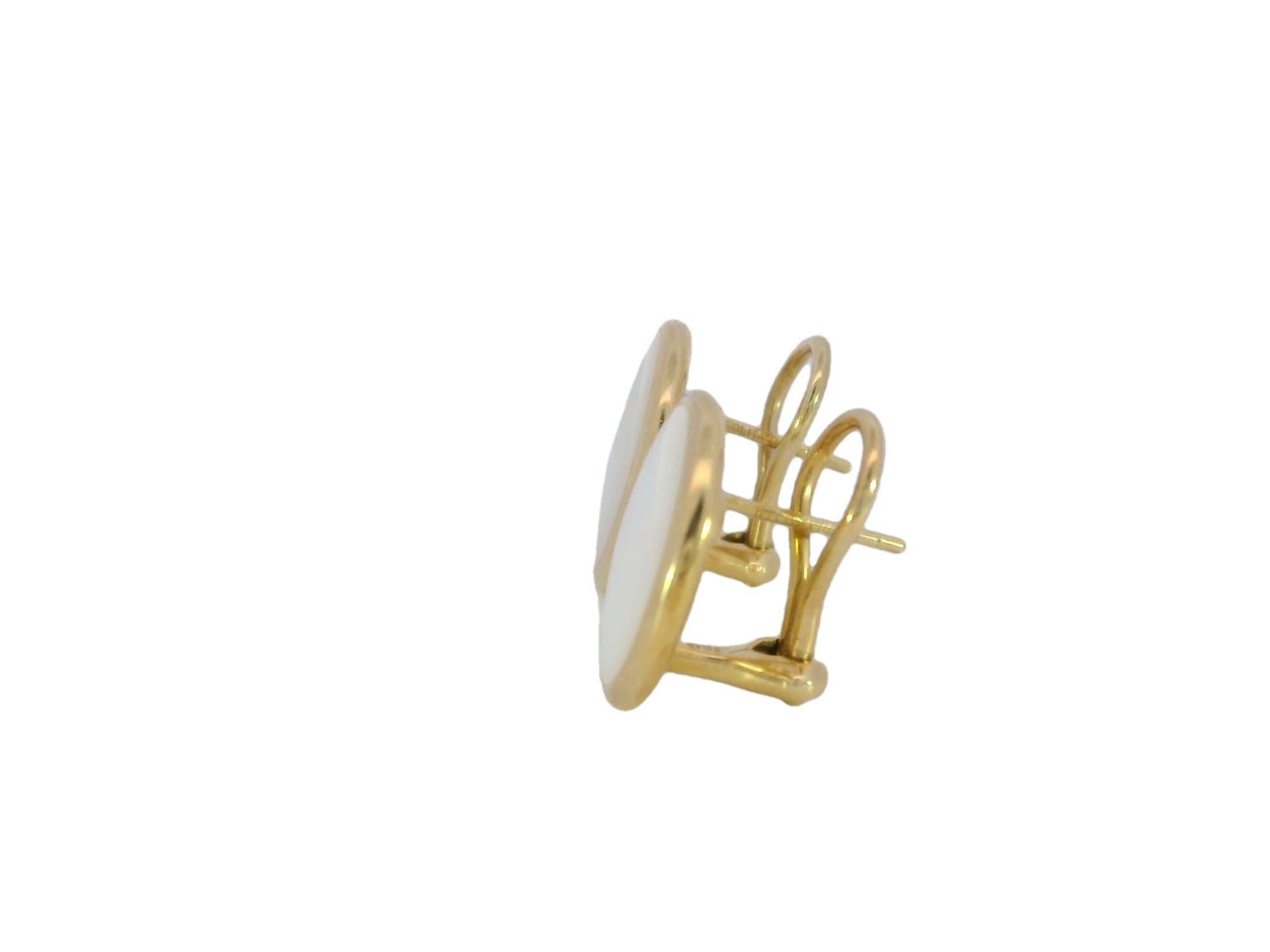 Modern Ippolita Lollipop Round Mother of Pearl Clip on Earrings in 18 Karat Gold 

These Ippolita Mother of Pearl Earrings in 18K yellow gold are a perfect blend of simplicity and elegance. Made in Italy, they feature smooth, circular mother of