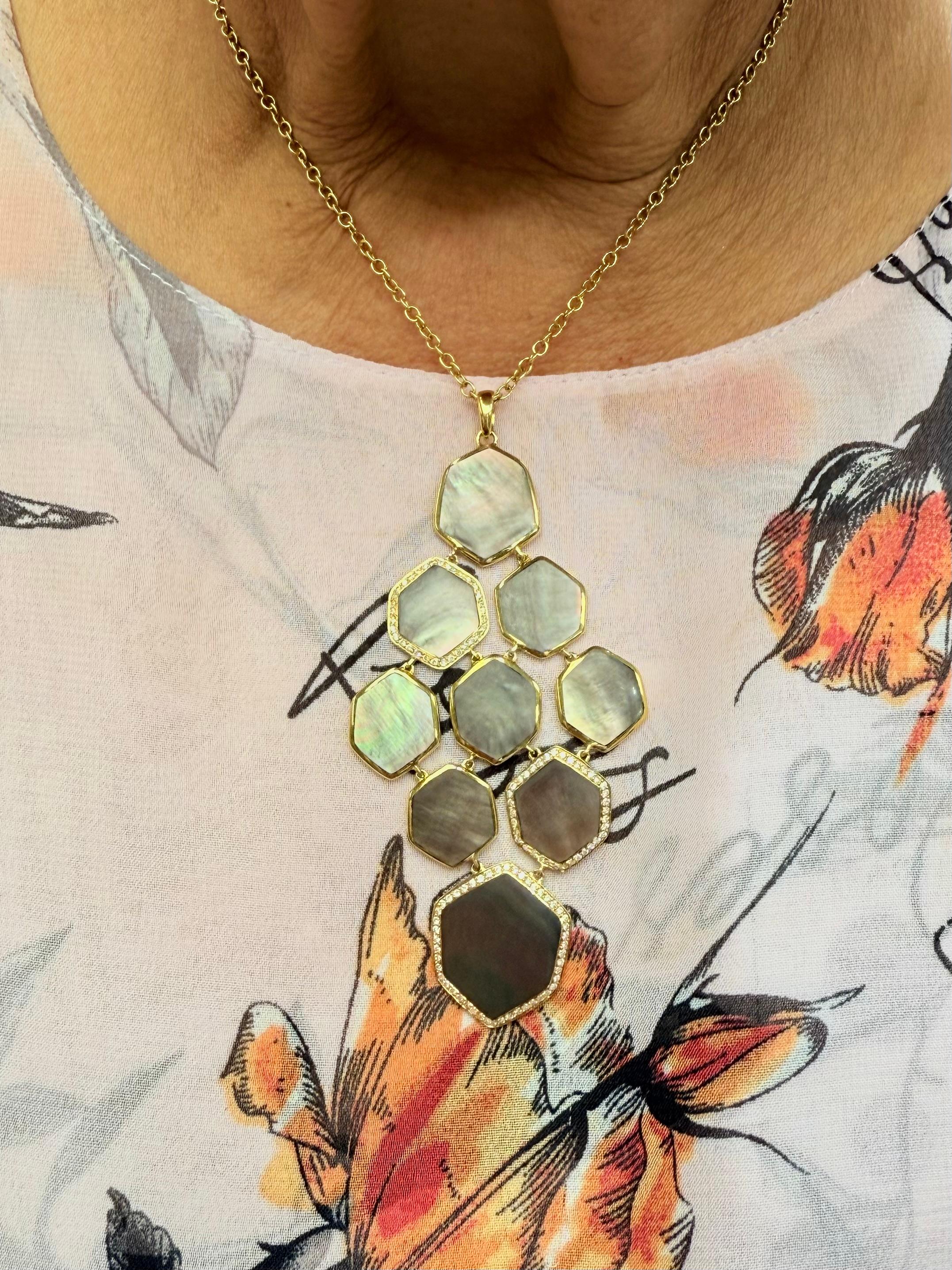 Ippolita Collier à pendentifs réversibles en or jaune avec nacre et diamants.

Le collier à pendentif réversible en or jaune à diamants et nacre d'Ippolita est un modèle inhabituel de très grande taille.  Les 9 sections hexagonales en nacre foncée