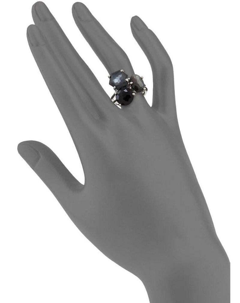 Realizzato in modo unico per le donne moderne, con il design a grappolo di 3 pietre della collezione Rock Candy di Ippolita, questo pezzo è realizzato in argento sterling. Le gemme di questo anello sono onice nera, doppietta di quarzo chiaro con