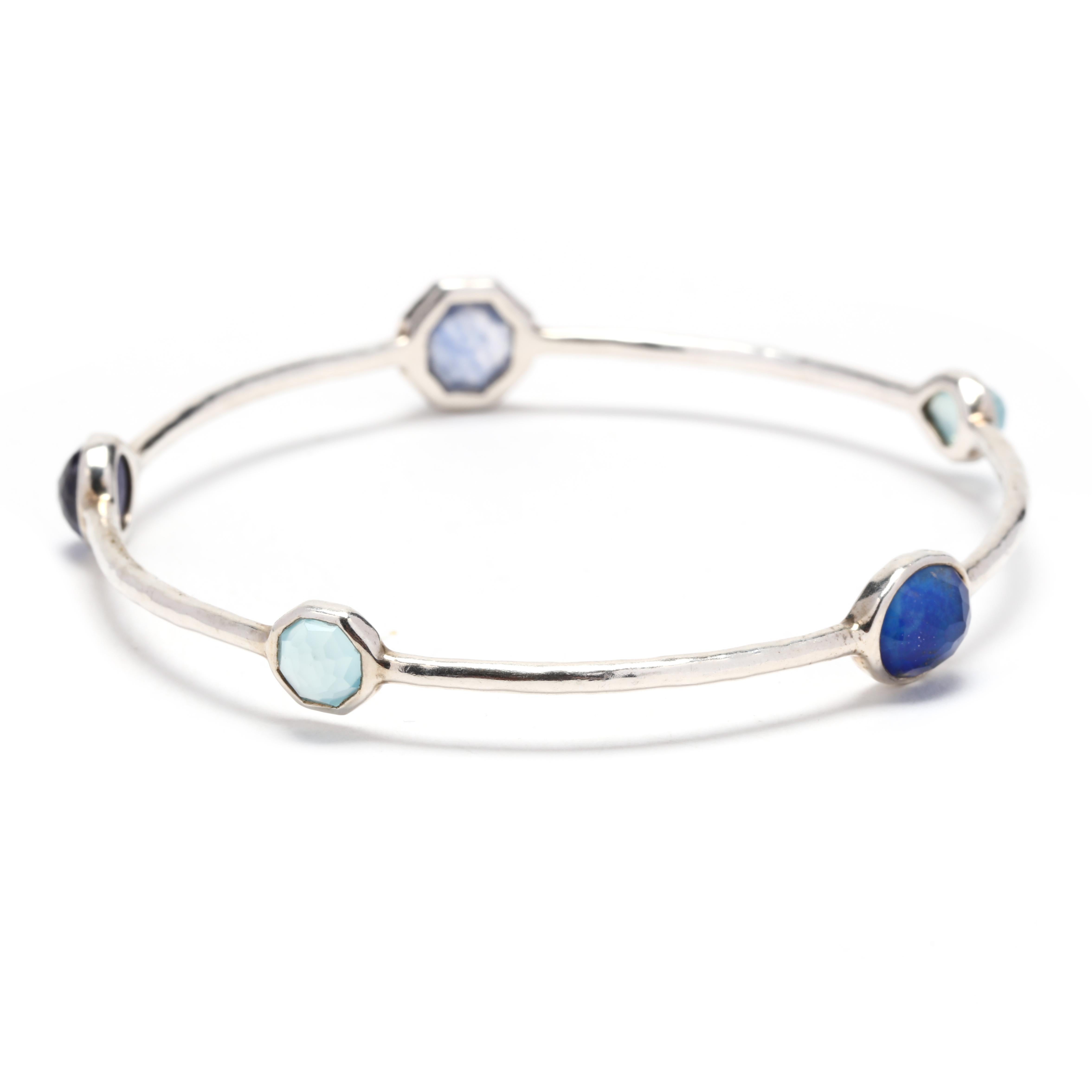 Dieses Ippolita Rock Candy Blue 5 Stone Bangle Bracelet ist ein atemberaubendes Schmuckstück, das mit Sicherheit ein Statement setzt. Dieses Armband aus hochwertigem Sterlingsilber ist mit fünf wunderschönen blauen Edelsteinen besetzt, die das Licht