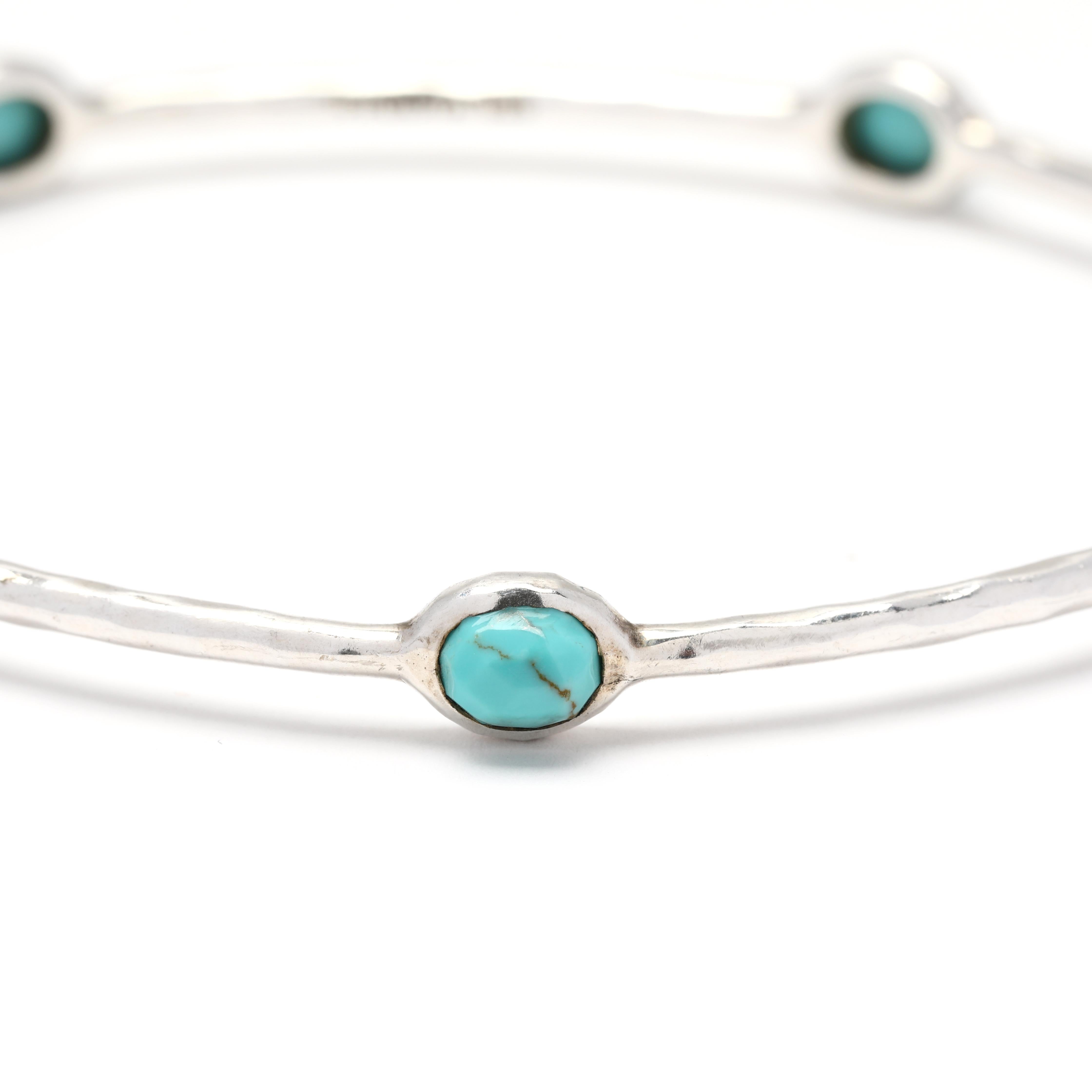 Dieses Ippolita Rock Candy 5 Stone Turquoise Bangle Bracelet ist ein schönes und schlichtes Schmuckstück aus hochwertigem Sterlingsilber. Das Armband besteht aus fünf atemberaubenden Türkissteinen, die einen Hauch von Farbe und natürlicher Schönheit