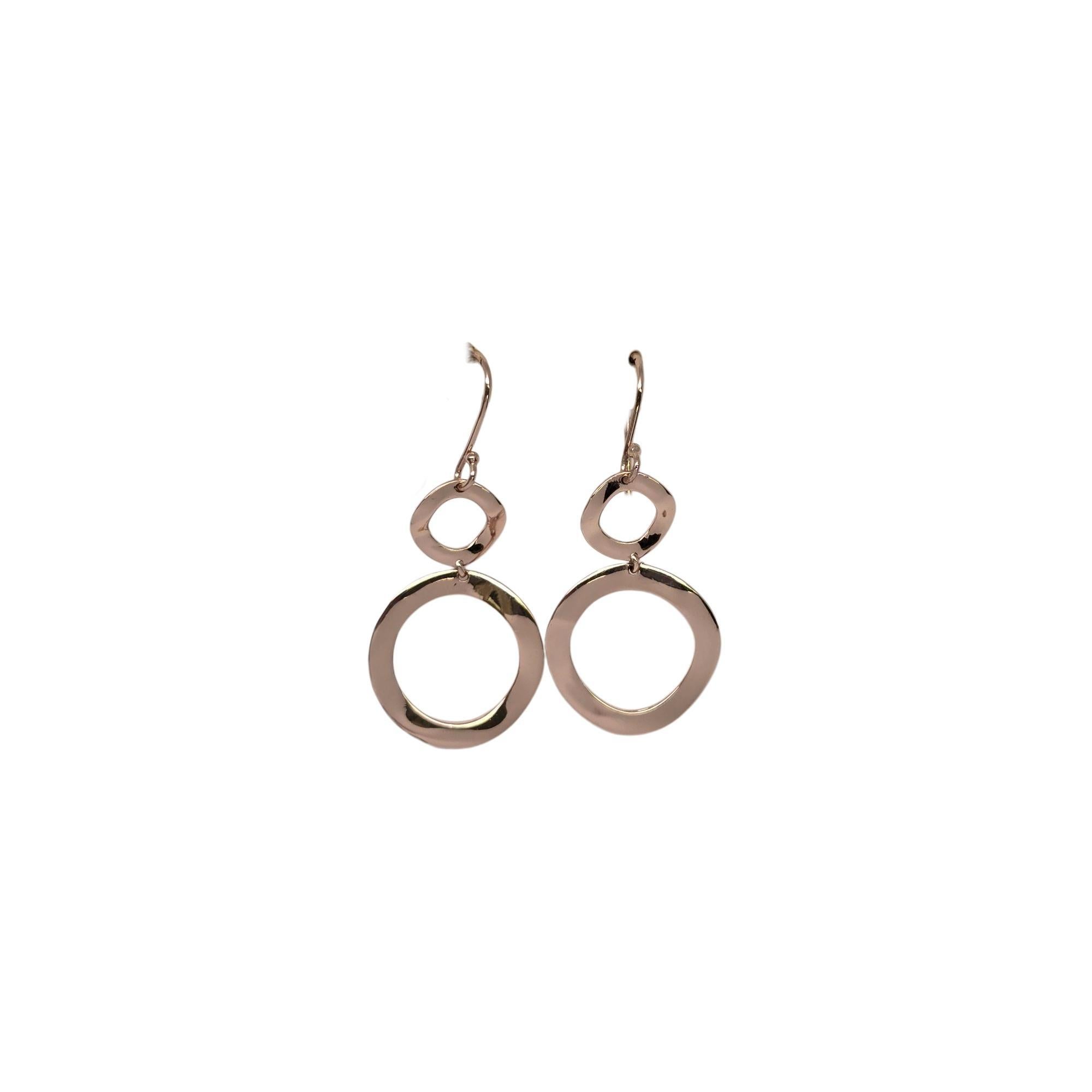 Un par de pendientes colgantes Carino Snowman de plata de ley rosada Ippolita.

Preciosos pendientes colgantes de color rosa sobre plata de ley, con 2 círculos ondulados.

Mide aproximadamente 1 5/8