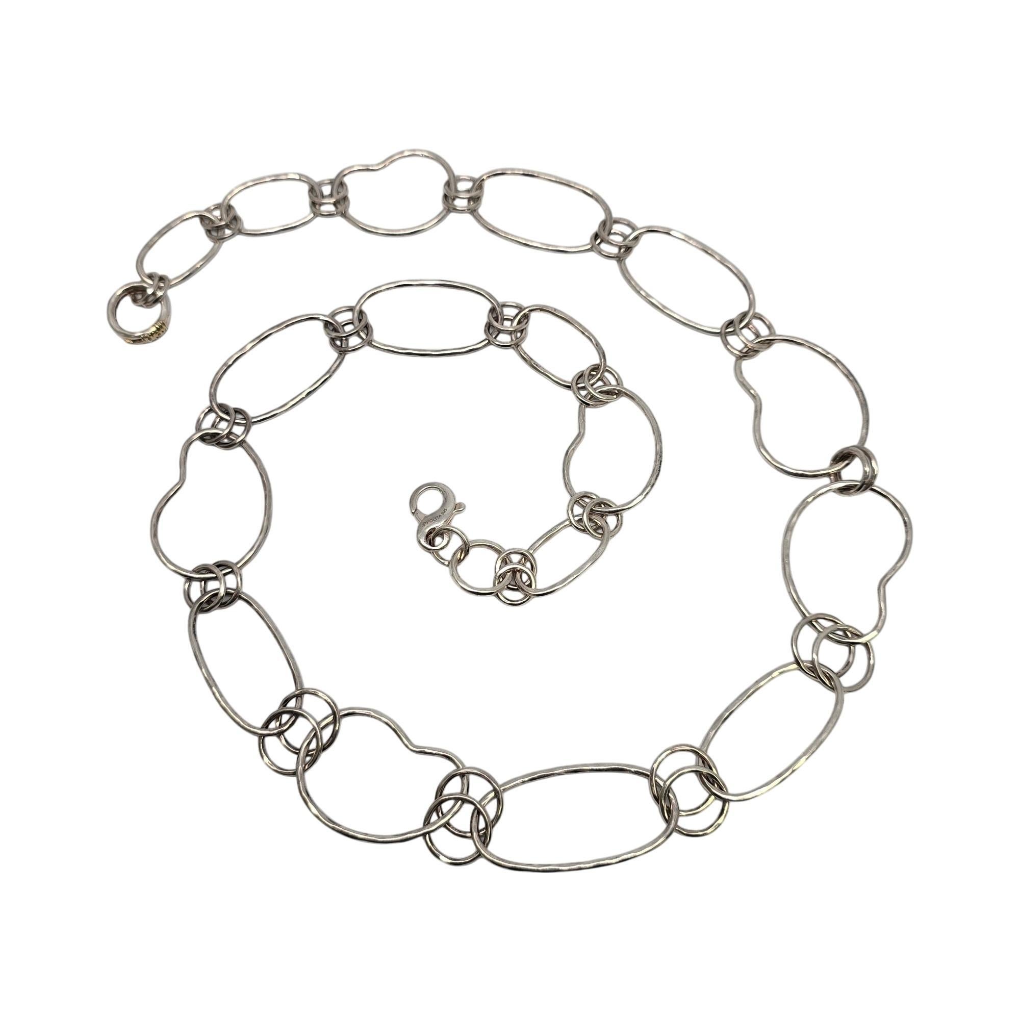 Collana a catena a fagiolo Classico Prosper in argento sterling martellato di Ippolita.

Lunga e bella, questa collana presenta maglie ovali e a fagiolo martellato alternate a maglie rotonde doppie. Chiusura a chela d'aragosta. Design con accenti