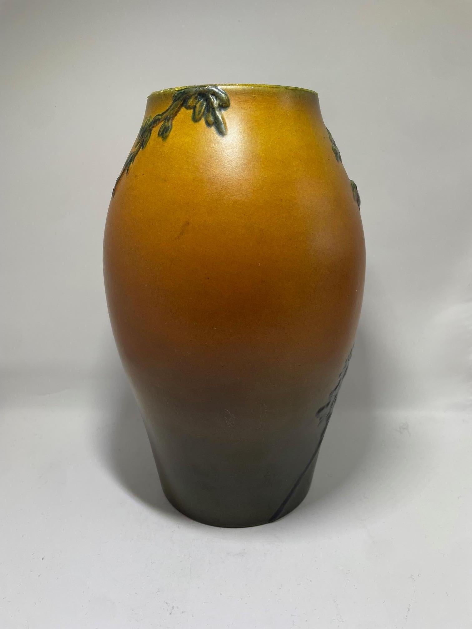 Art Déco Vaso in gres Art Nouveau Ipsen con uccello in rilievo e foglie di Oak, Model No. 50 in vendita