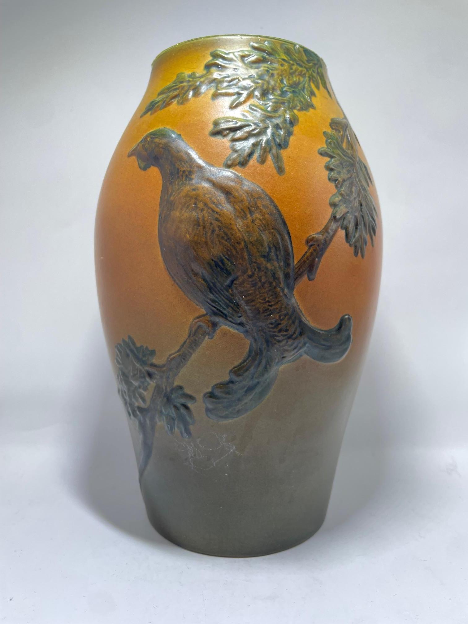 Danese Vaso in gres Art Nouveau Ipsen con uccello in rilievo e foglie di Oak, Model No. 50 in vendita