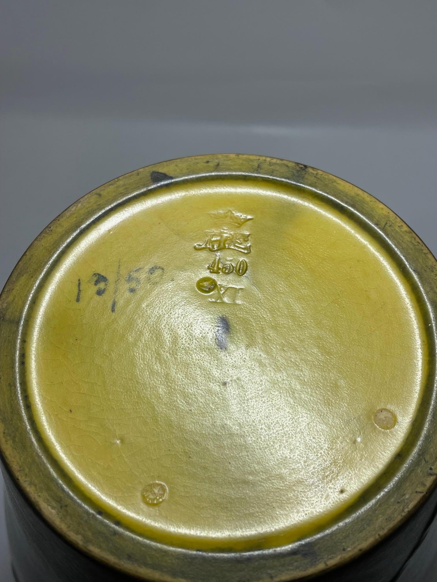 Vaso in gres Art Nouveau Ipsen con uccello in rilievo e foglie di Oak, Model No. 50 In condizioni buone in vendita a Stockholm, SE