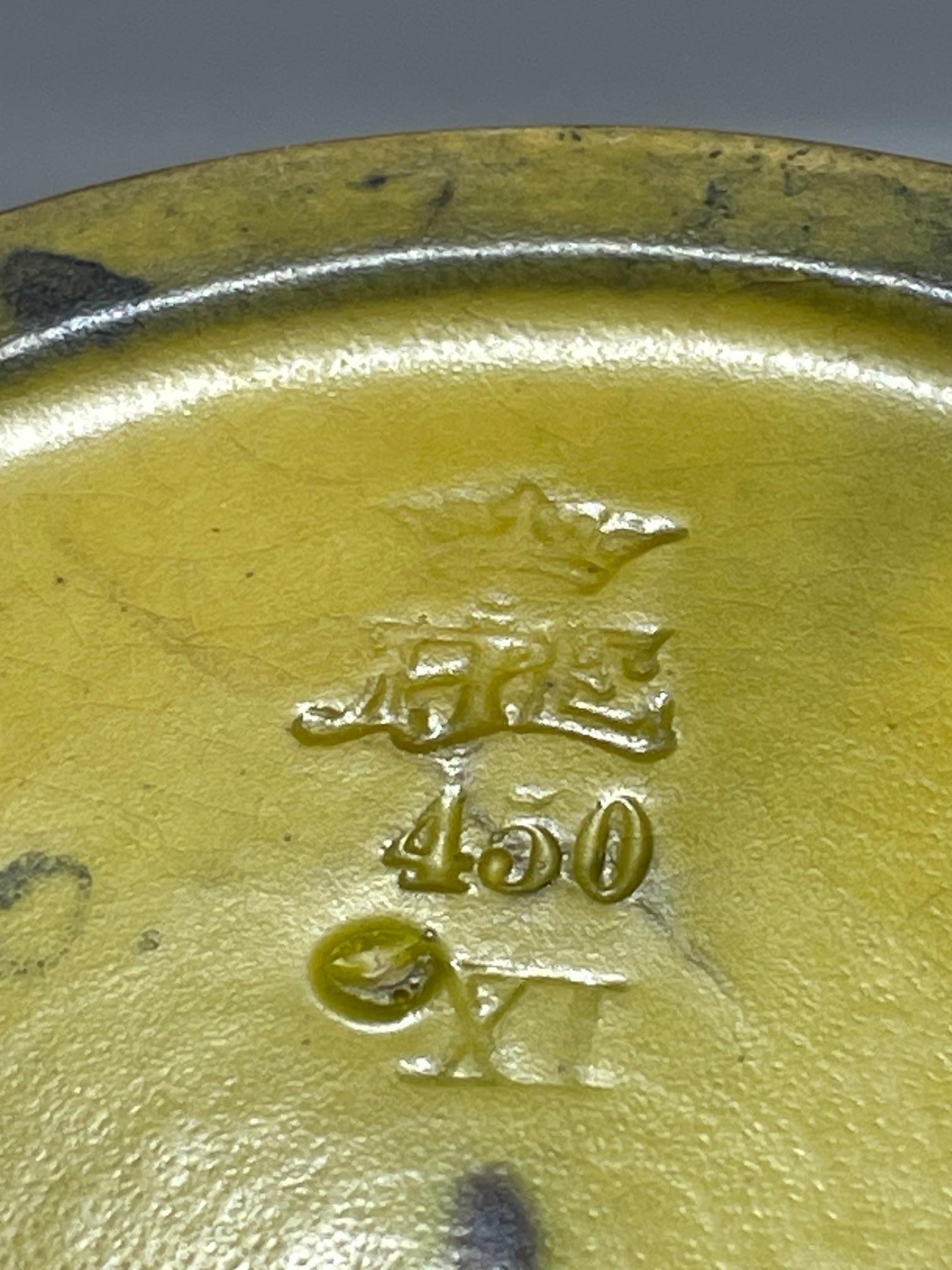 Inizio XX secolo Vaso in gres Art Nouveau Ipsen con uccello in rilievo e foglie di Oak, Model No. 50 in vendita