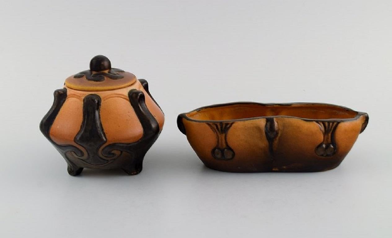 Ipsen's, Denmark. Art Nouveau lidded jar and bowl in hand-painted and glazed ceramics. 1920s / 30s.
The lidded jar measures: 12 x 11 cm.
In excellent condition.
Stamped.
Model number 628 and 705.