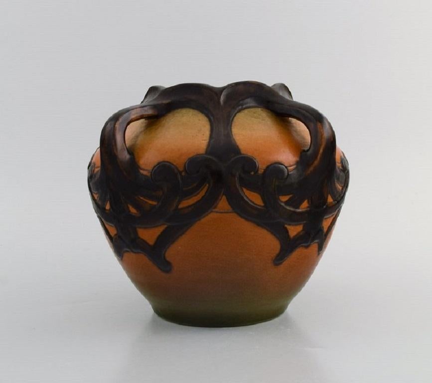 Ipsen's, Danemark. Vase Art Nouveau en céramique émaillée peinte à la main. 1920s. 
Numéro de modèle 710.
Dimensions : 21 x 16,5 cm : 21 x 16,5 cm.
En parfait état.
Estampillé.