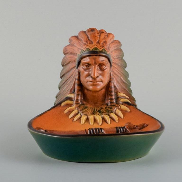 Ipsens, Denmark. Bowl in glazed ceramic with hand-painted chief.
Model 286.
Approx. 1920s/30s
In excellent condition.
Marked.
Measuring: L 23.0 x W 16.0 x H 14.0 cm.