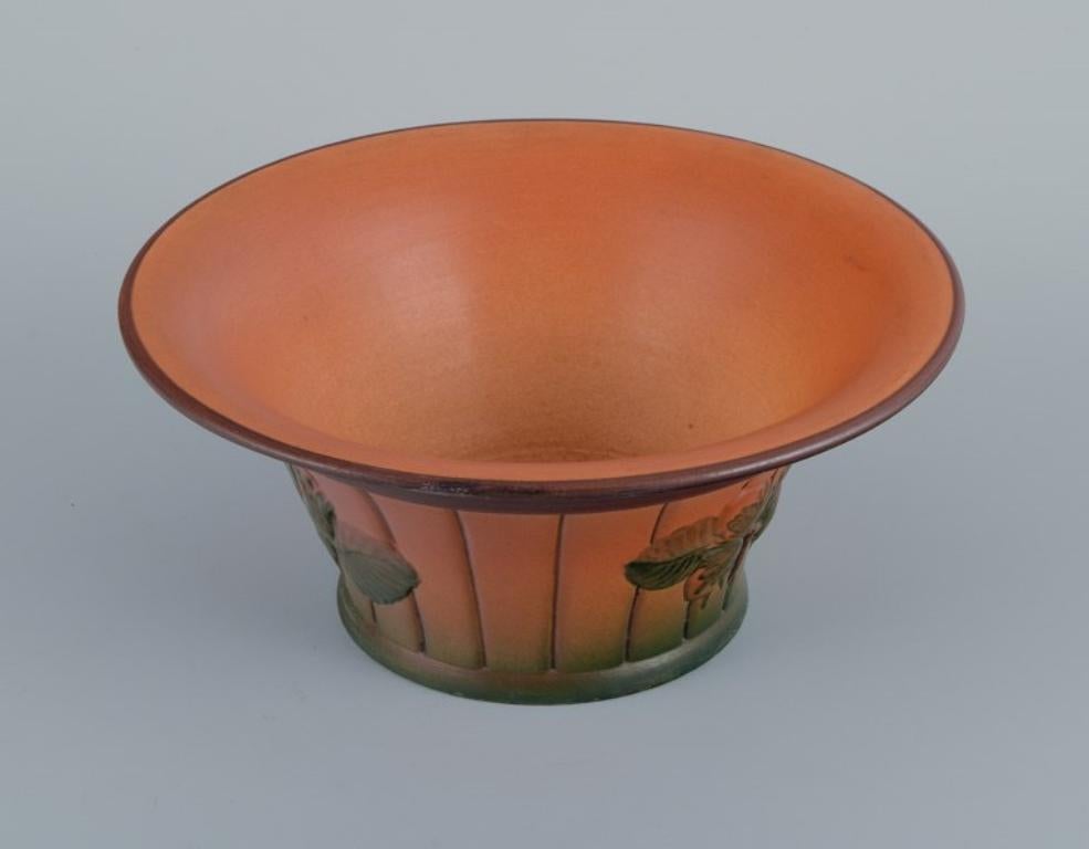 Ipsens, Denmark, bowl with glaze in orange and green tones.
Model number 132.
1920s/30s.
Marked.
In excellent condition.
Dimensions: D 19.5 x H 8.5 cm.