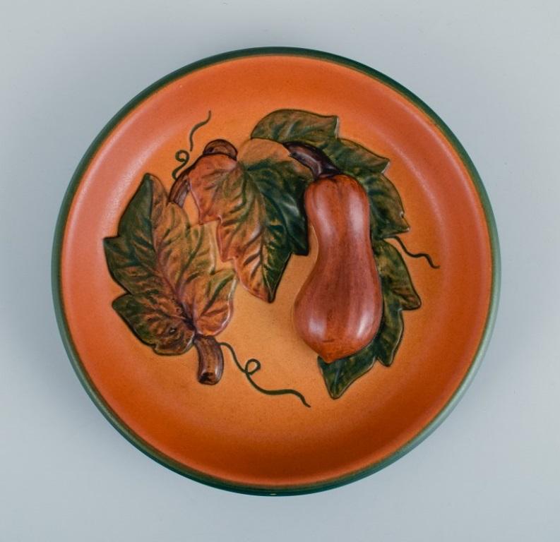 Ipsen's, Dänemark. Schale mit Blättern und Kürbis, Glasur in orange-grünen Farbtönen (Dänisch) im Angebot