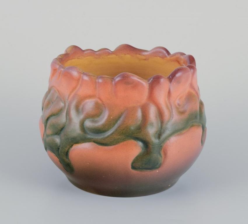 Ipsen's, Danemark. Jarre Art nouveau en céramique.
Modèle 662.
Années 1920/1930.
Marqué.
En parfait état.
Dimensions : Diamètre 13,0 cm x hauteur 10,0 cm.
