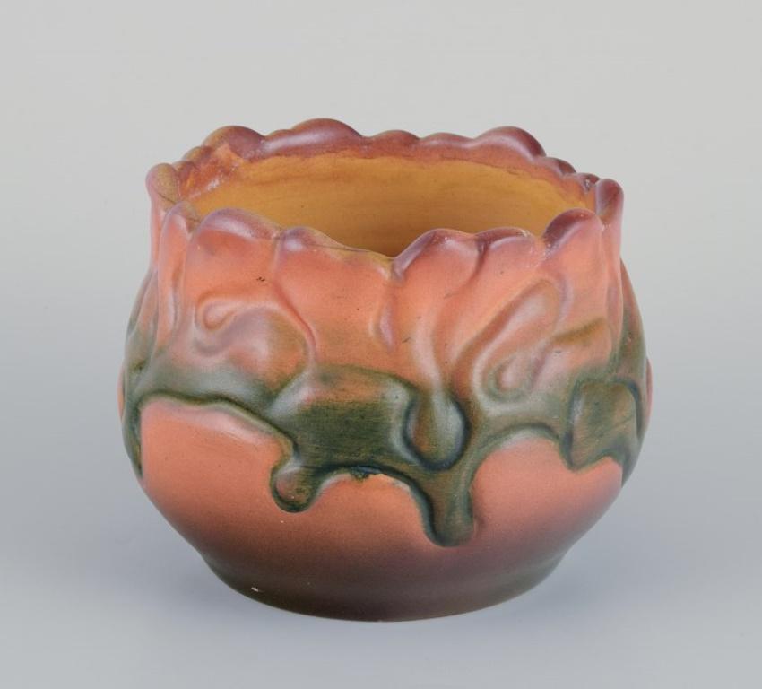 Art nouveau Ipsen's, Danemark. Jarre Art Nouveau en céramique. Années 1920/1930. en vente