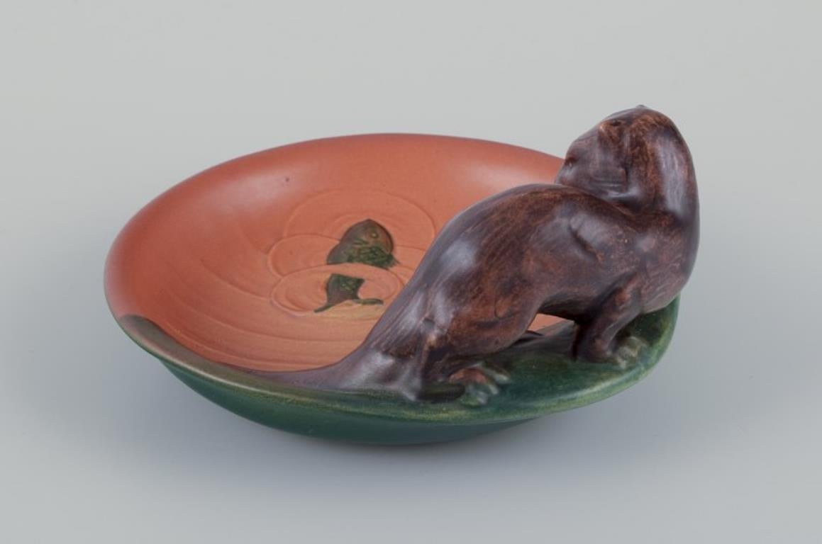 Dinamarca de Ipsen. Cuenco de cerámica con nutria y pez en el agua. Modelo raro. mediados del siglo XX en venta