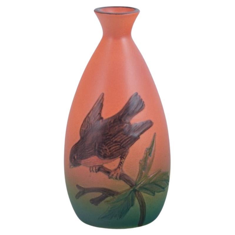 Ipsens, Dinamarca, jarrón de cerámica con motivo de pájaro sobre una rama. Aprox. 1930