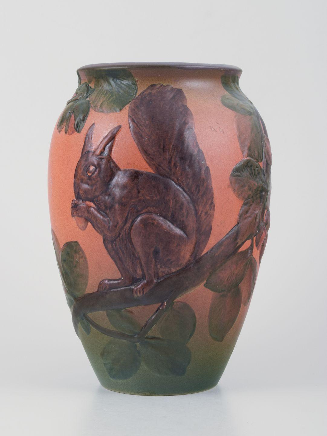 GEBRAUCHTWAREN SIND FÜR KUNDEN IN DEN USA, GROSSBRITANNIEN, AUSTRALIEN UND KANADA VON DEN EINFUHRZÖLLEN BEFREIT.   
DAHER FALLEN FÜR IHREN KAUF KEINE EINFUHRZÖLLE AN. 

Ipsen, Dänemark, Keramikvase mit Eichhörnchen, Glasur in Orange- und