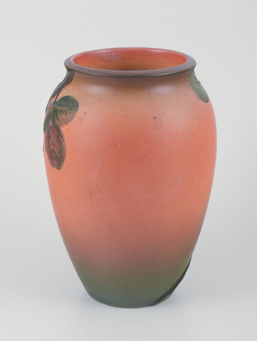 Ipsens, Dänemark. Keramikvase mit einem Eichhörnchen, Glasur in Orange- und Grüntönen. im Zustand „Hervorragend“ im Angebot in København, Copenhagen
