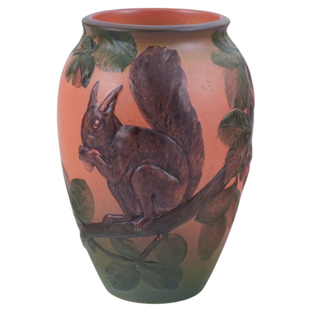 Ipsens, Dänemark. Keramikvase mit einem Eichhörnchen, Glasur in Orange- und Grüntönen.