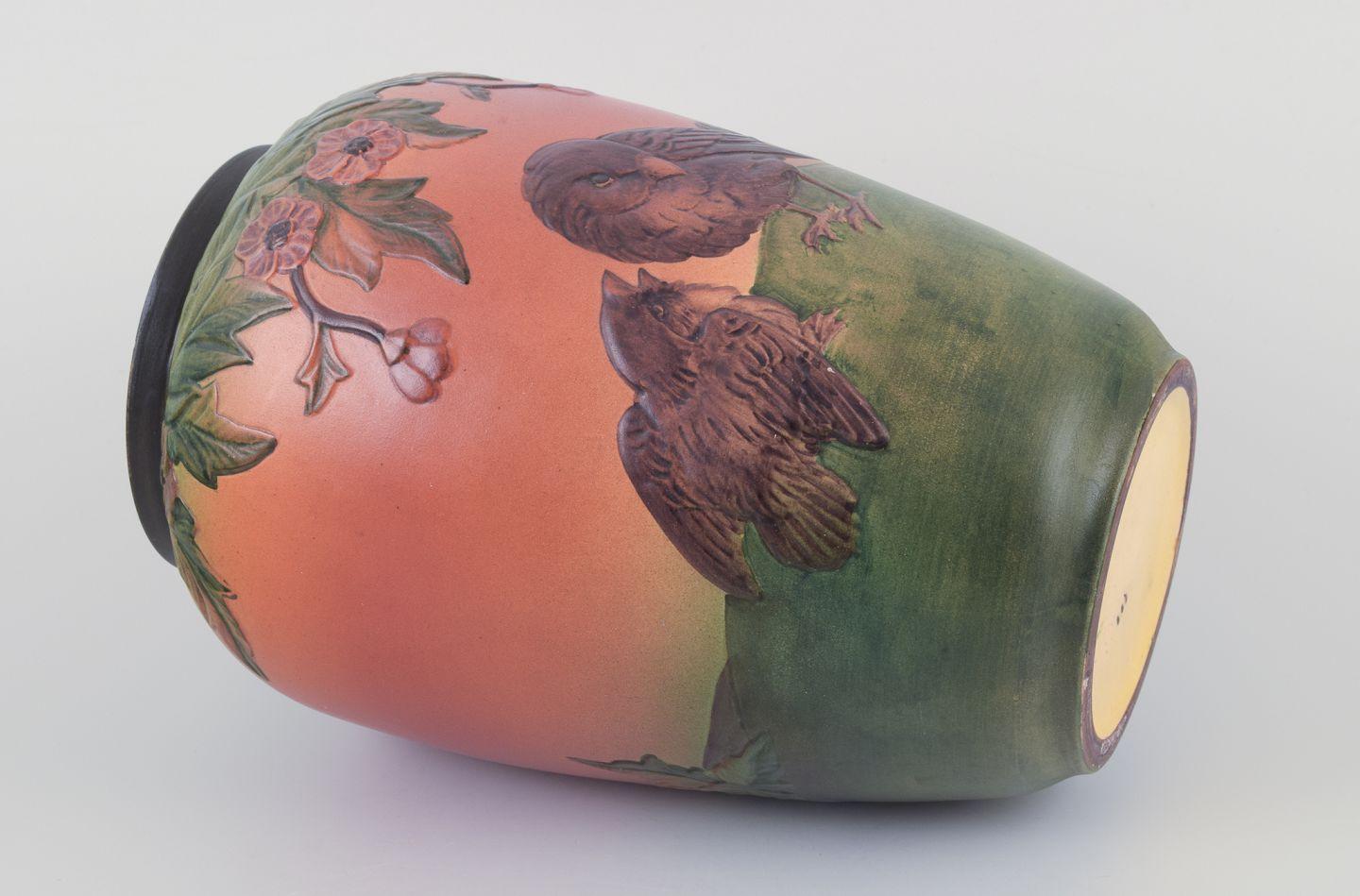 Ipsens, Denmark. Ceramic vase with motif of two sparrows. Approx. 1930s In Excellent Condition For Sale In København, Copenhagen