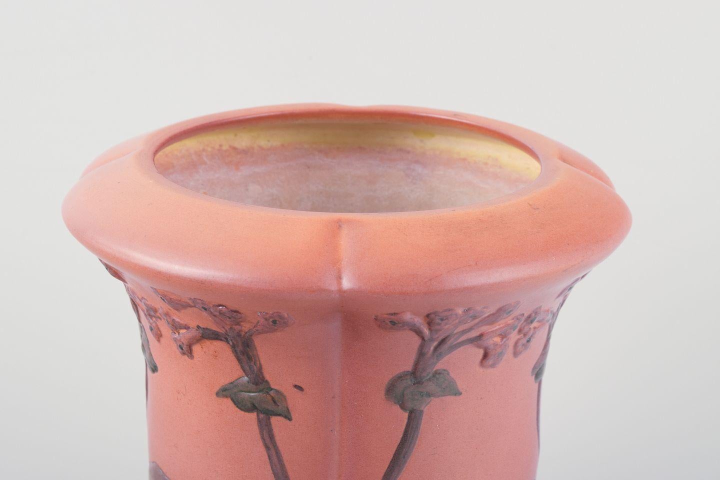 Ipsens, Dänemark. Keramische Vase mit oranger und grüner Glasur. Florale Motive. (Art nouveau) im Angebot