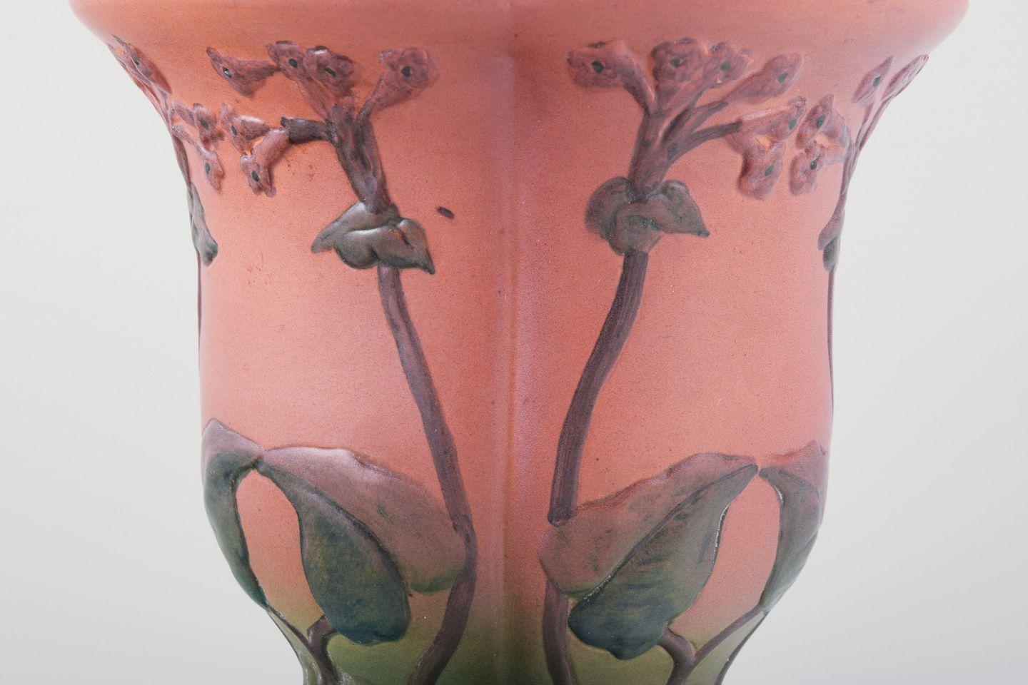 Ipsens, Dänemark. Keramische Vase mit oranger und grüner Glasur. Florale Motive. (Dänisch) im Angebot