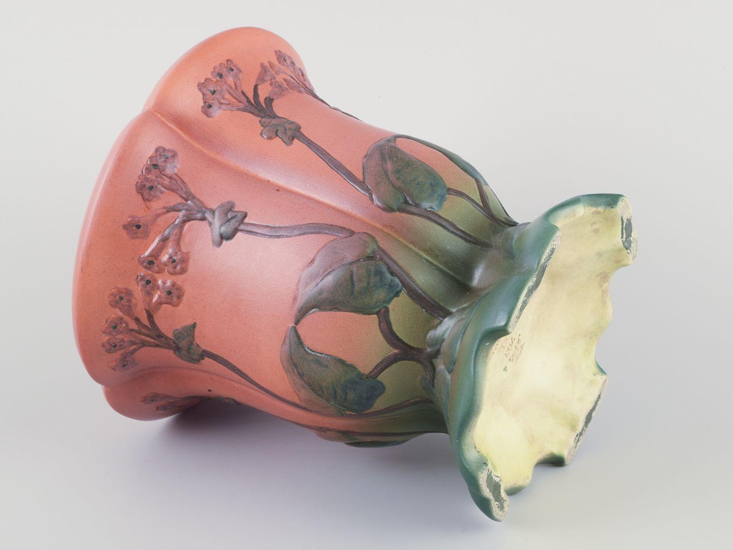 Ipsens, Dänemark. Keramische Vase mit oranger und grüner Glasur. Florale Motive. (Glasiert) im Angebot