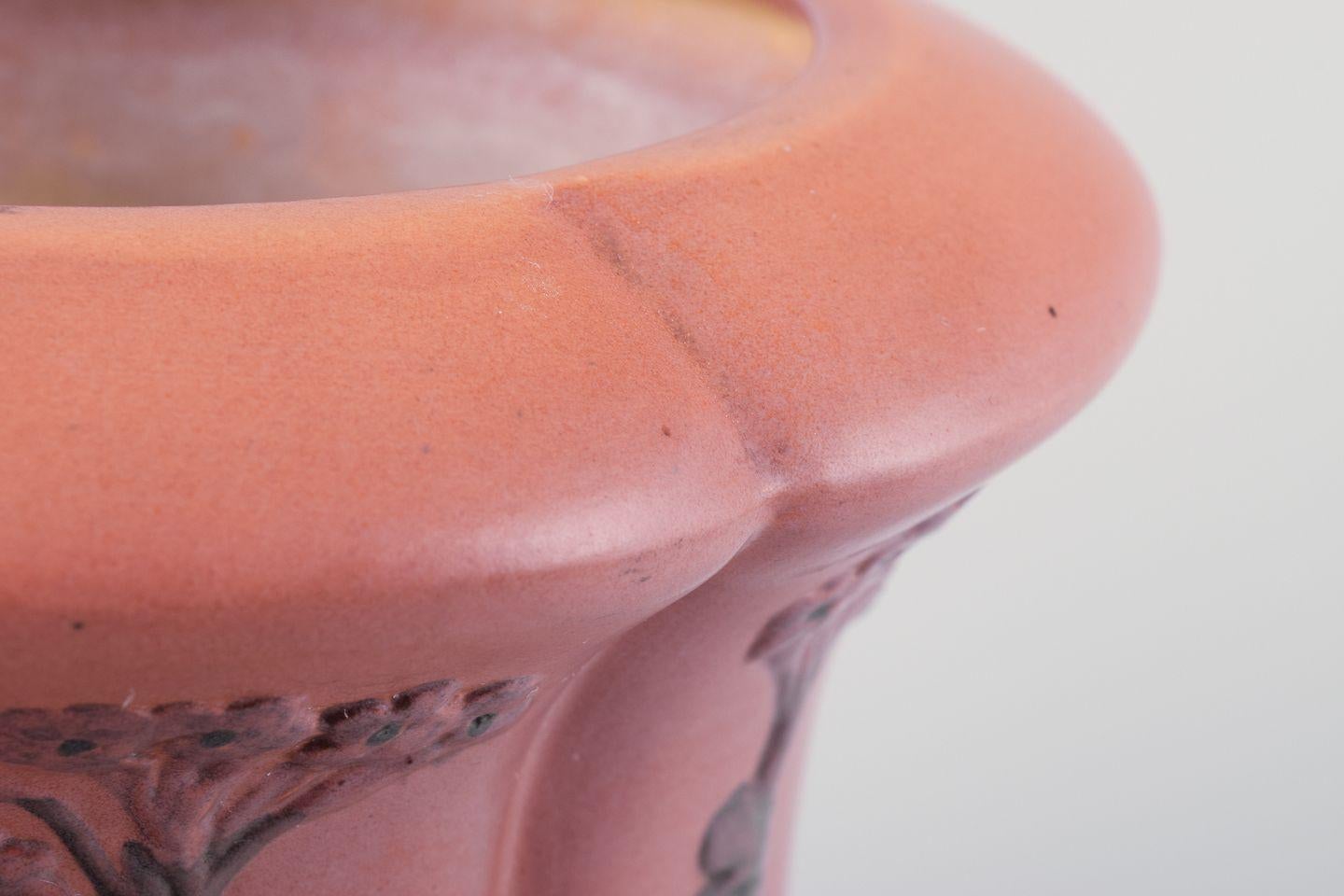 Ipsens, Dänemark. Keramische Vase mit oranger und grüner Glasur. Florale Motive. (Frühes 20. Jahrhundert) im Angebot