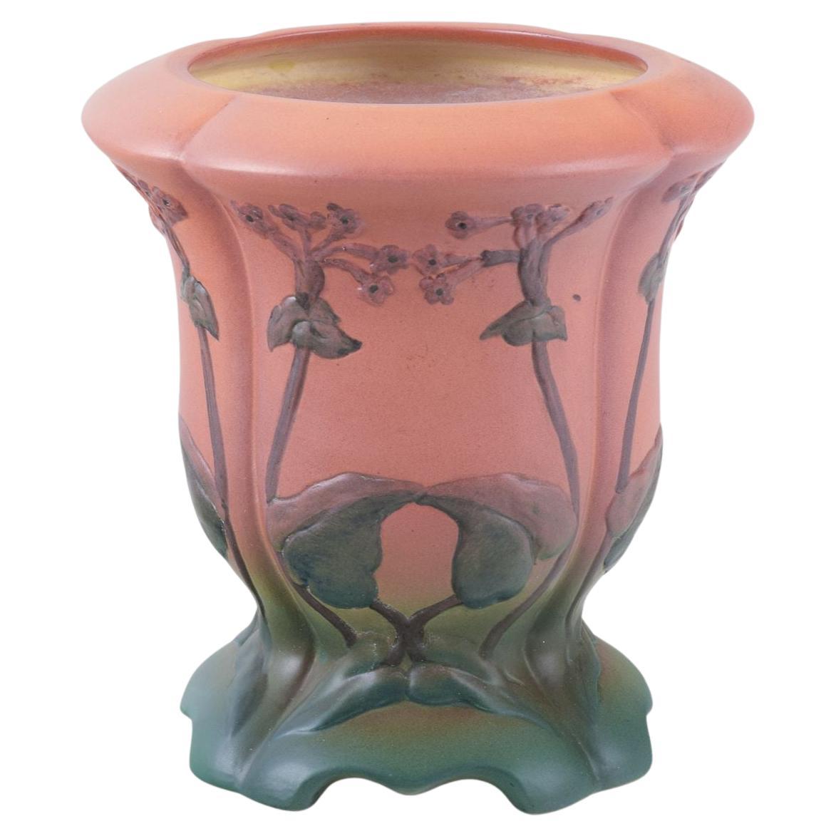 Ipsens, Dänemark. Keramische Vase mit oranger und grüner Glasur. Florale Motive.
