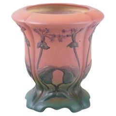 Ipsens, Dinamarca. Jarrón de cerámica con vidriado naranja y verde. Motivos florales.