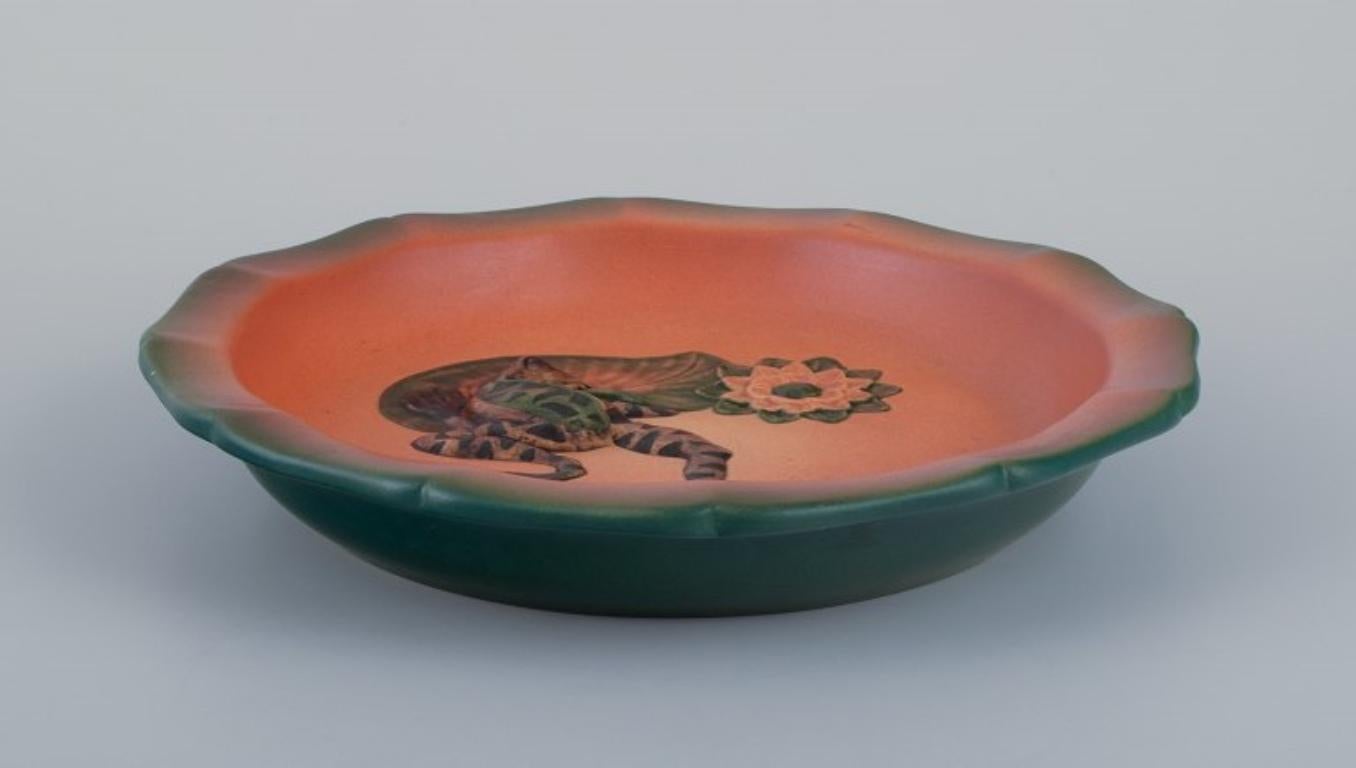Ipsens, Danemark. Plat circulaire avec grenouilles en céramique émaillée peinte à la main
Numéro de modèle 122.
Vers 1920.
En parfait état.
Marqué.
Dimensions : D 27,0 cm x H 4,5 cm.
