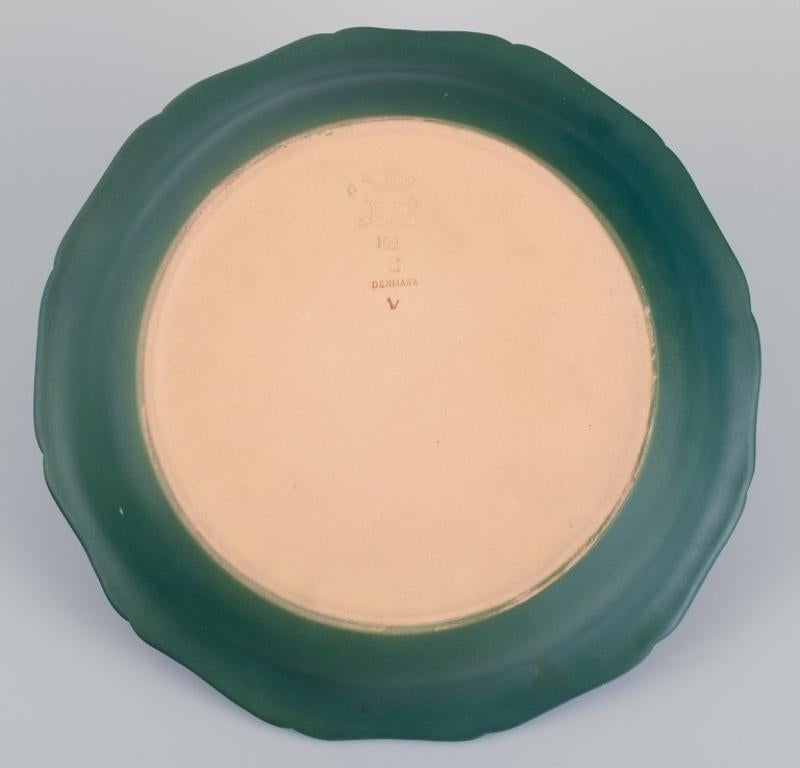 Céramique Ipsens, Danemark. Plat circulaire avec grenouilles en céramique émaillée peinte à la main en vente