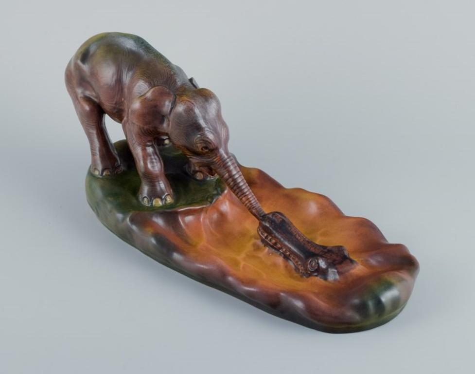 Danois Ipsens, Danemark, Éléphant et Crocodile. Groupe de figurines en céramique. en vente