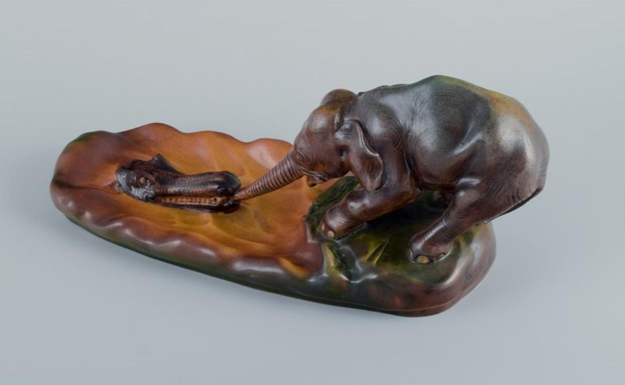 Vernissé Ipsens, Danemark, Éléphant et Crocodile. Groupe de figurines en céramique. en vente