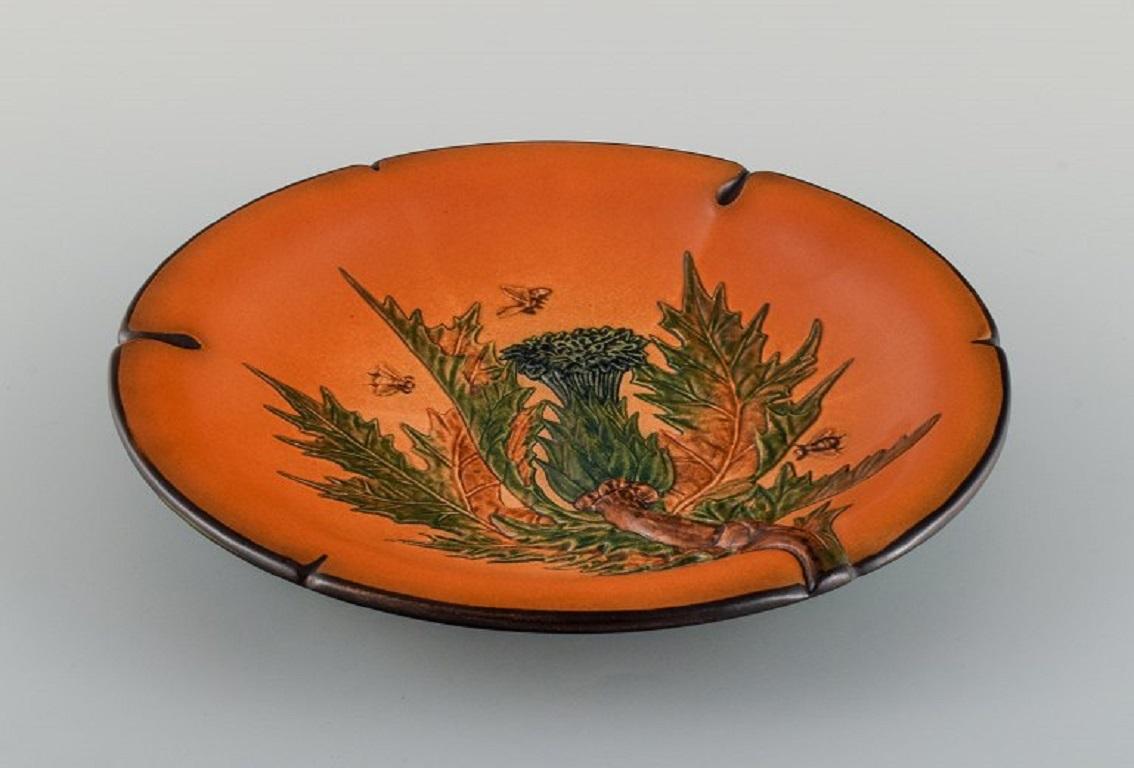 Ipsens, Denmark. Hand-painted glazed ceramic dish with flower and bees.
1920s.
Model number 126.
In excellent condition.
Marked.
Measuring: 27.0 cm. x 4.0 cm. deep.