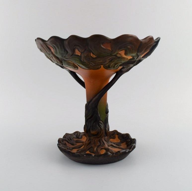 Ipsen's, Denmark. Large and rare Art Nouveau compote in glazed ceramics shaped like a tree. 
1920s. Model number 181.
Measures: 25 x 24.5 cm.
In excellent condition.
Stamped.