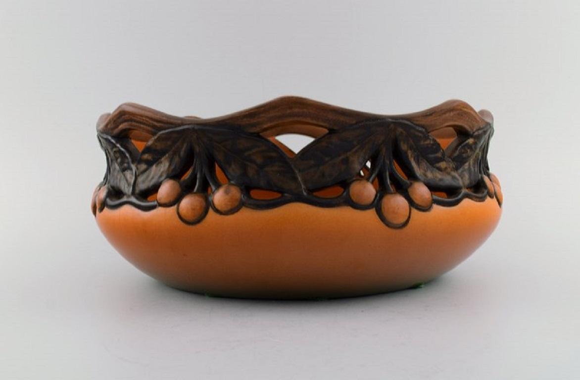 Ipsen's, Dänemark. Große Schale aus durchbrochener Keramik mit handgemalten Blättern und Beeren. 
1920er / 30er Jahre. Modellnummer 697.
Maße: 28 x 12 cm.
In ausgezeichnetem Zustand.
Gestempelt.