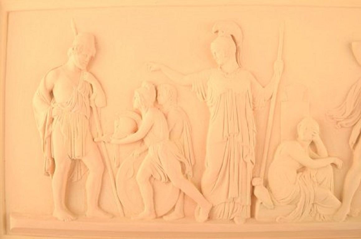 Ipsen's, Dänemark. Große Wandtafel aus Terrakotta mit Motiv nach Thorvaldsen, 1890er Jahre.
Maße: 51 x 27,5 cm.
In ausgezeichnetem Zustand.
Gestempelt.