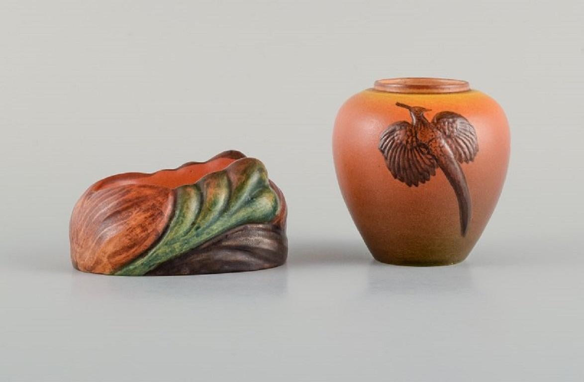 Ipsen Danemark. Porte-pipe et vase en céramique émaillée peinte à la main.
Les années 1920/30.
Marqué.
Modèle 326 (vase) mesurant : H 8,0 x D 7,0 cm.
Modèle 50 (Porte-tuyau) mesurant : L 9,0 x l 6,0 x h 5,0 cm.
En très bon état.