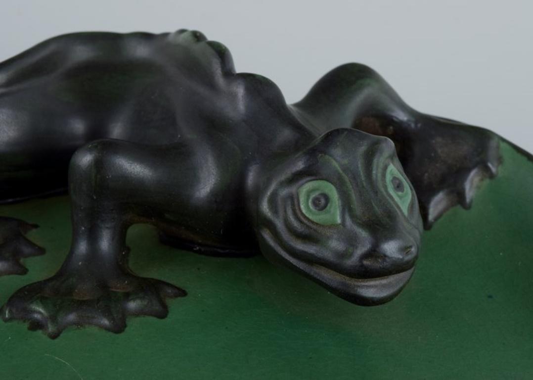 Ipsens, Denmark. Rare Dish in Hand Painted Glazed Ceramic with a Lizard For Sale 1