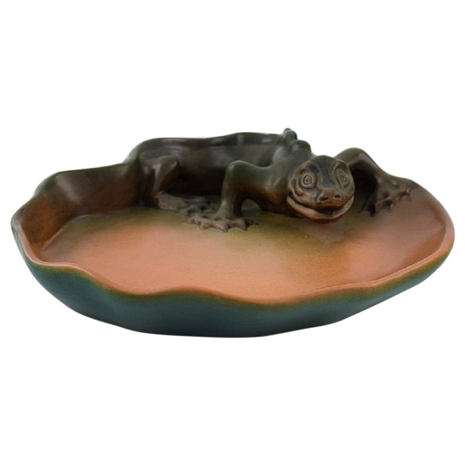 Ipsen's, Danimarca, Raro piatto in ceramica smaltata dipinta a mano con motivo a lucertola