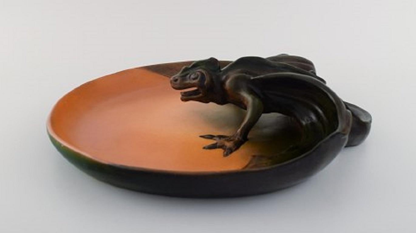 Ipsen's, Denmark. Rare dish with dragon in hand painted glazed ceramics, circa 1920
Measures: 31.5 x 8.5 cm.
In excellent condition.
Stamped.