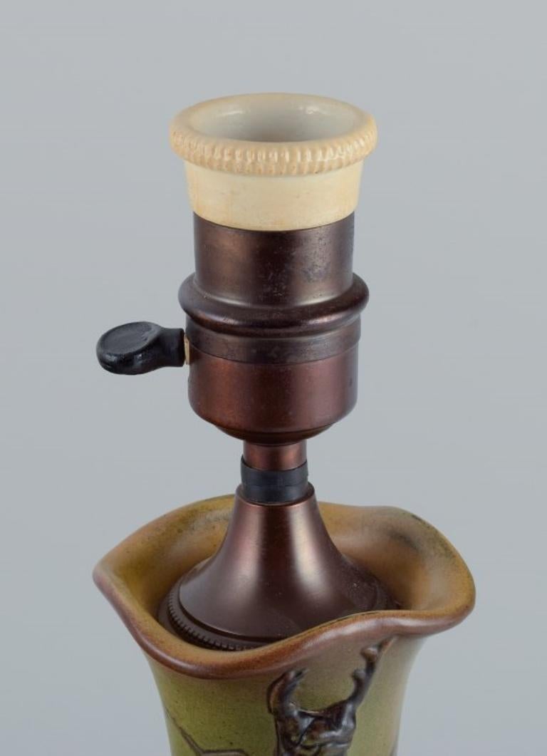 Début du 20ème siècle Ipsens, Danemark. Rare lampe de table avec lézard et scarabée. Années 1920/30. en vente