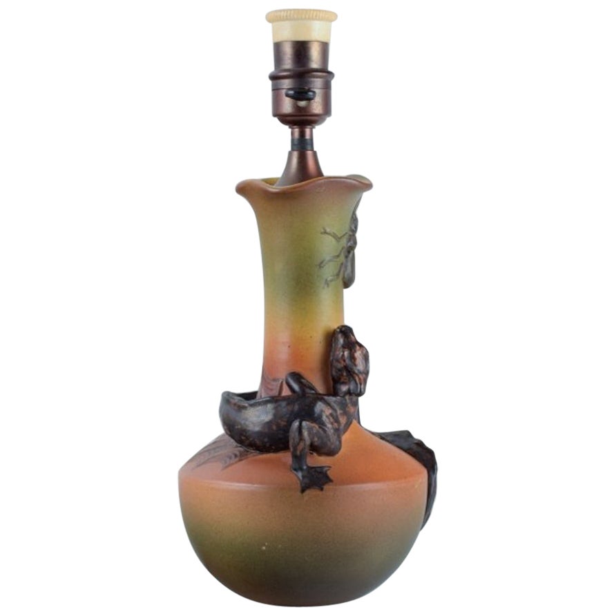Ipsens, Dänemark. Seltene Tischlampe mit Eidechse und Käfer. 1920er/30er Jahre. im Angebot