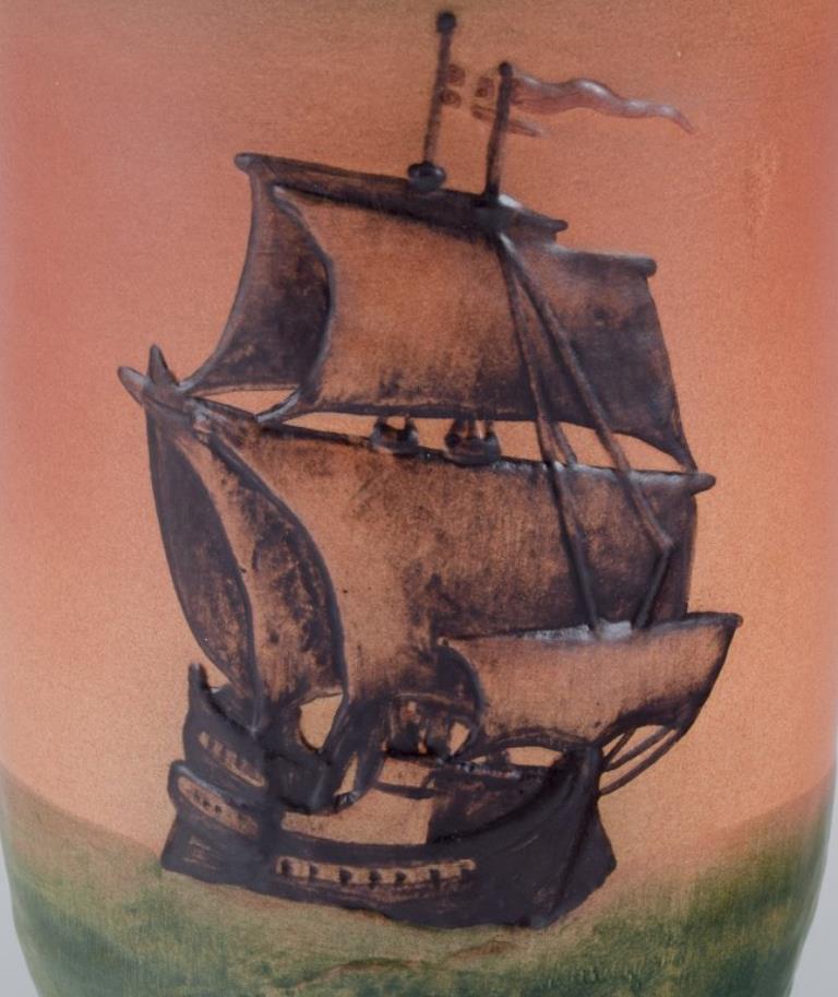 Ipsen's Denmark, raro vaso con motivo a goletta.
Smaltatura nei toni dell'arancio e del verde.
Datazione: Anni '20/'30.
Numero di modello 466.
Contrassegnato.
In ottime condizioni, con minime scheggiature sul fondo del vaso. Vedi foto.
Dimensioni: