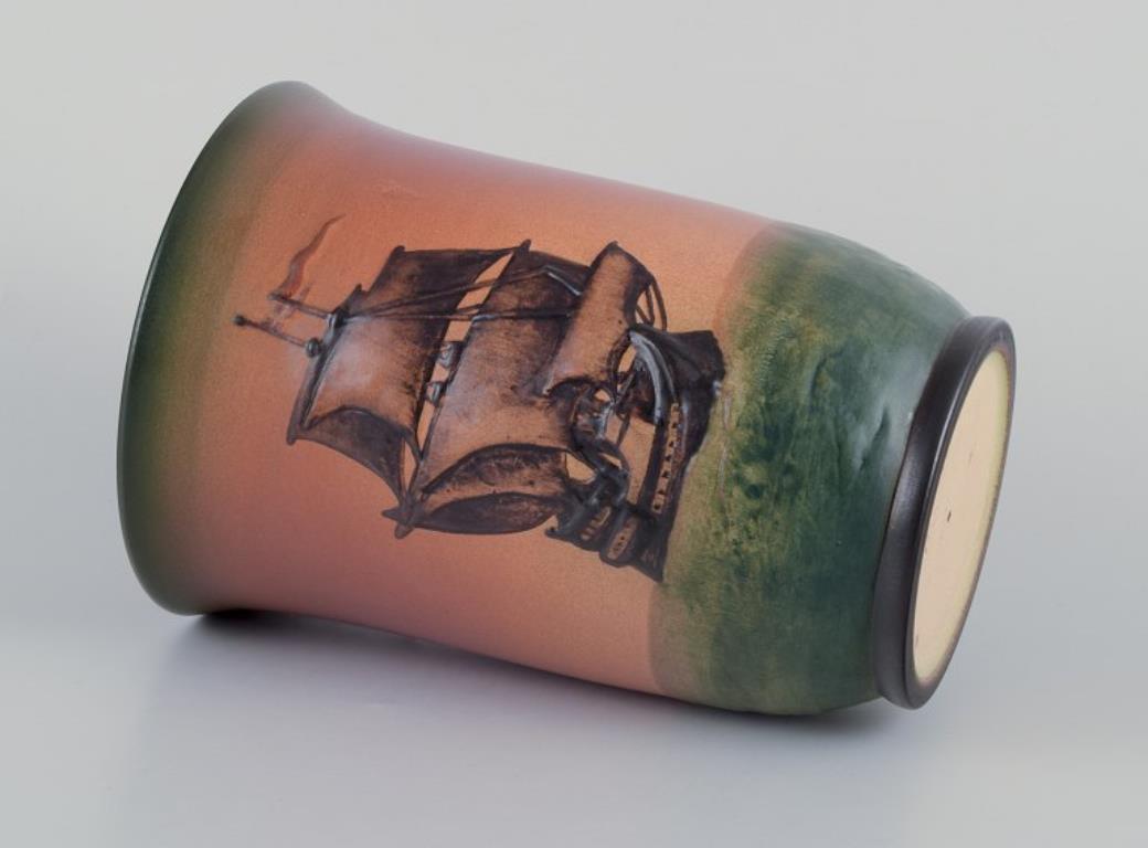 Ipsen's Denmark, raro vaso con motivo a goletta. Anni '20-'30 In condizioni ottime in vendita a Copenhagen, DK